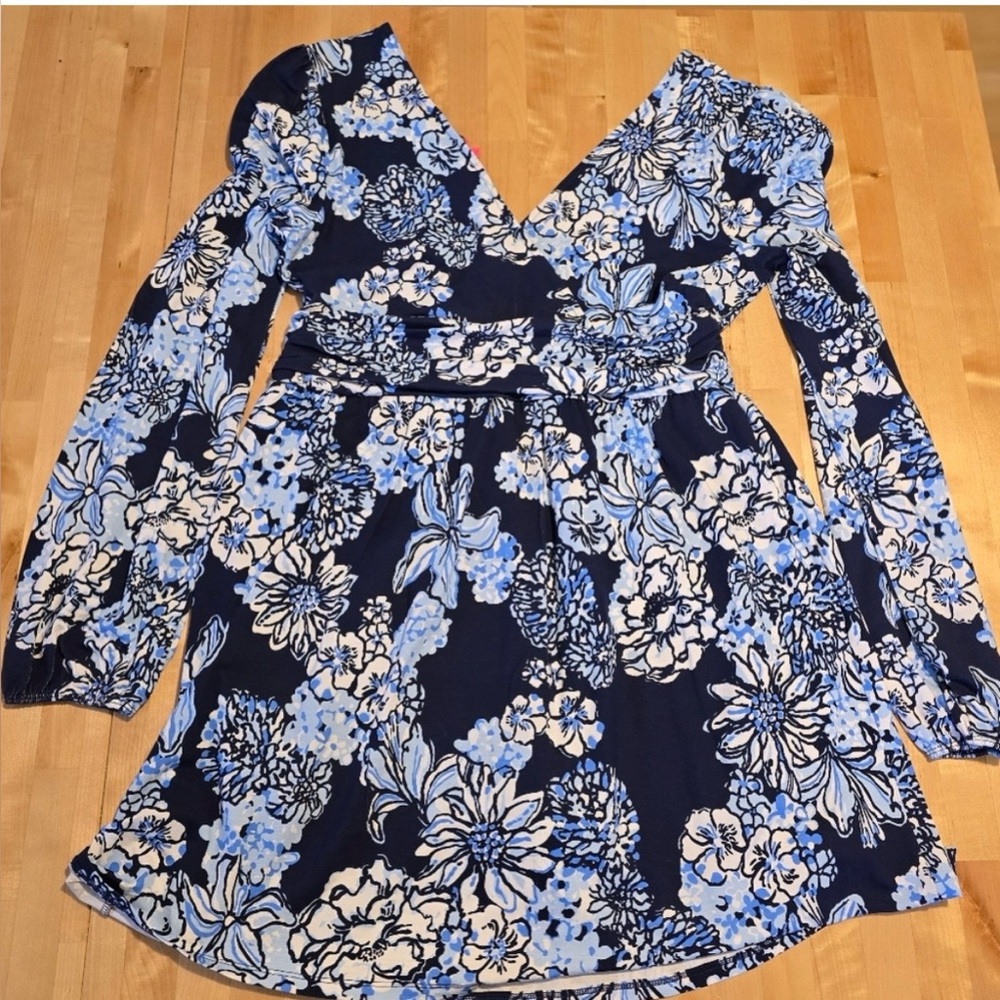 Lilly Pulitzer Riza Romper Low Tide Navy Bouquet All Day Print
SIZE LARGE